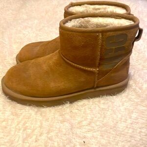 Short Ugg boots small area of damage fair used condition size 8